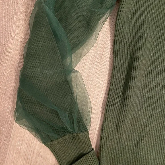 Green turtleneck sweater with tulle sleeves - Picture 6 of 10